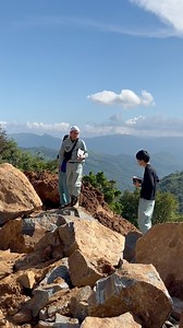 චීනෙන් ඇවිත් නායයෑම් පරීක්ෂා කරනවා 🇨🇳🇱🇰🙏🏻 A massive and tragic landslide struck Hunnasgiriya, causing severe destruction and the heartbreaking loss of lives. In this video, you can see foreign engineers (possibly from China or Japan) arriving to inspect the disaster site, along with local authorities and villagers who gathered to witness the ongoing assessment. The landslide is one of the biggest recorded in the area, affecting the road, nearby houses, and the entire mountainside. The pres