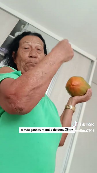 A mãe ganhou mamão de dona Zilma #maefilha #chacara #vizinhos