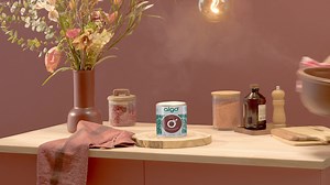 Algo Paint, peinture à base d'algues, écologique et solidaire lance sa première campagne de communication 🎨 Une campagne éco-produite pour une peinture à impact positif sur notre santé et l’environnement ♻️ Et promis, ces peintures sont garanties sans fruits de mer 🦞 #MyComForImpact | Publicis Conseil