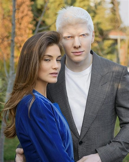 “They call him ‘snow white’ — but wait until you see his sons” ❄️👀 The Georgian star Bera just revealed his family life, and the rare photos have everyone buzzing. See the striking images in the comments below 👇📸 | Interesting to know