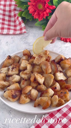 BOCCONCINI DI POLLO AL LIMONE, quella crosticina 🥹😋 https://blog.giallozafferano.it/ricettedelcuoreblog/bocconcini-pollo-al-limone/ | Ricettedelcuore di Monica Pannacci