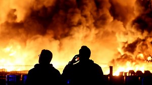 Großeinsatz der Feuerwehr in Ahlen: Eimerfabrik brennt