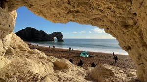 2.7K views · 462 reactions | Amazing weather and view at Durdle Door on the Jurassic Coast today. We’re sat waiting for sunset!!  #durdledoor #jurassiccoast #beach #ocean #vitaminsea #beautiful | Waveslider Photography | Facebook