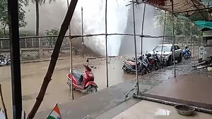 18 reactions | ANDHERI , LOKHAND WALA , ADARSH NAGAR , BMC WATER PIPE LINE BURST !!! | Bhindi Bazaar | Facebook