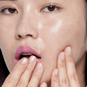 Watch your long-wearing makeup formulas go down the drain with Hyper Real Fresh Canvas Cleansing Oil ✨The cushion-like, luxurious formula gently yet effectively removes stubborn makeup, pollutants and micro-dust while softening skin – and without leaving your skin feeling tight or dry. #MACHyperReal #MACSkincare #MACCosmeticsPH | M·A·C Cosmetics | Facebook