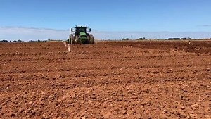 Check out this John Deere 8400R hard at work. This unit features an e23 transmission, independent link front suspension, 480/70R34 front duals, 650/85R38 rear duals and leather interior. What a rig 😍 thanks to Jayden M for the vid! | Emmetts