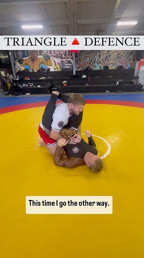 This is the simplest triangle defence I wish I had learnt first. 2 options basically get both arms in or out, its a simple concept 🔺 1️⃣ take away the angle (right arm in go right) 2️⃣ get posture (strip hands if needed) 3️⃣ pummel arm back in or out ⚠️ be careful you don’t get arm locked | Danny Mitchell