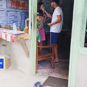 WATCH: Surprise of a lifetime ang na-experience ng isang Pinay sa El Nido, Palawan nang maka-duet niya sa videoke ang kanyang idolo. Kuwento ni Edith Rodriguez, nagvi-videoke silang magkakaibigan sa isang karinderya nang lumapit ang isang foreigner na si Ben Adams pala ng British boyband na A1! Super-kilig si Edith nang kantahin nila ni Ben ang A1 hit song na "Like A Rose." Nagbakasyon sa Ginto Island sa Palawan si Ben kasama ang kanyang girlfriend. Video courtesy: Edith Rodriguez PANOORIN: http