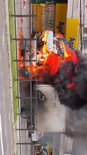 Caminhão pega fogo na Av. Assis Brasil em Porto Alegre e complica o trânsito Um caminhão pegou fogo no final da manhã desta segunda-feira (8) na Avenida Assis Brasil, próximo ao bairro Lindóia, em Porto Alegre. O incidente foi registrado em vídeos compartilhados por motoristas e moradores em grupos de WhatsApp, que mostram as chamas consumindo rapidamente o veículo. O Corpo de Bombeiros foi acionado e conseguiu controlar o incêndio, evitando que as chamas se espalhassem. Felizmente, ninguém fico