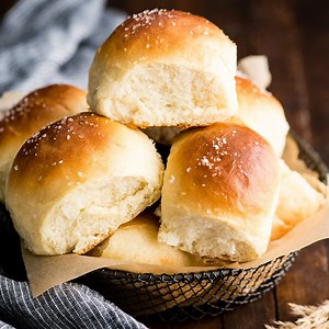 The Best Homemade Dinner Rolls Recipe ---> https://joyfoodsunshine.com/homemade-dinner-rolls/ This recipe for the best Homemade Dinner Rolls turns out perfectly every time. These easy, soft & fluffy dinner rolls are, slightly sweet and salty, irresistibly buttery and made from scratch – perfect for the holidays. | Joyfoodsunshine