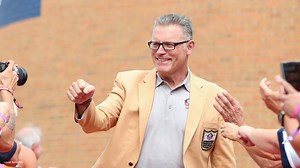Raiders legend Howie Long honored with Pat Summerall Award