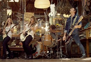 Veruca Salt rockea en una tienda de antigüedades en su nuevo video "Laughing in the Sugar Bowl"