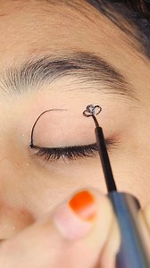 Floral Graphic Eyeliner Look 🌸👁️ | Creative Wing Liner Art ✨ #anabelladecontanza #viral #eyemakeup #trend #makeup #fblifestyle #eyeliner | Fatima Fashion Designer