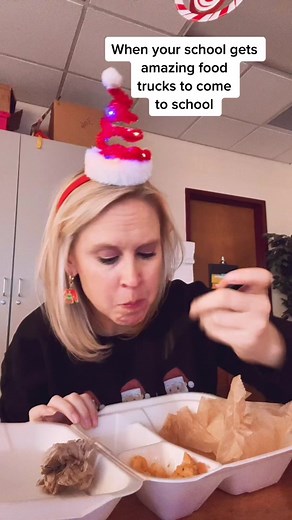 That Mac n cheese slaps 😍 #tiktokteacher #teacherlife #teachersbelike