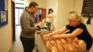 18K views · 147 reactions | Den zdraví připravil pro své zaměnstance rychnovský závod ASSA ABLOY ❤ Měli možnost poslechnout si různé přednášky, absolvovat zdravotní prohlídky nebo nakoupit na jarmarku. Podívejte se na reportáž  | Žijeme Rychnovem - městem i okresem | Facebook