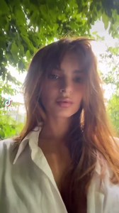 Emily Ratajkowski reps the Y2K trend