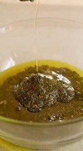 Hoy te enseño Cómo preparar aceite de orégano casero, un remedio natural tradicional muy usado en casa. Solo necesitas orégano seco, aceite de oliva y clavos de olor. Déjalo reposar y aprende cómo se utiliza de forma popular para el bienestar diario. #RemediosNaturales #RemediosNaturales #RemedioCasero #SaludNatural #BienestarNatural #PlantasMedicinales #ConsejosNaturales #VidaSaludable #MedicinaNatural #ElArteDelRemedio | Remedios Naturales