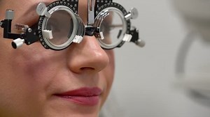 Woman Reception Ophthalmologist Eye Examination Selection: Stockvideos & Filmmaterial (100 % lizenzfrei) 1021478071 | Shutterstock