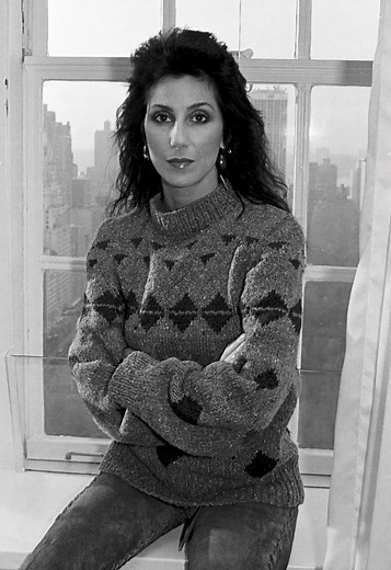 “Braless. Wet top. 75.” 😳🔥 Cher just caused a meltdown on vacation — and the paparazzi shots are wild. Some fans praised her, others couldn’t even look. See the photos in the comments below 👇 | Stories Of The World