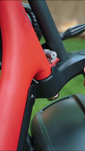 🔑Cum blocam furca fata la scuterul MANGOSTEEN M2 de 3000W⚡ 🛵Scuterul din videoclip il gasesti aici:https://fashiongadgets.ro/index.php/scuter-electric-mangosteen-m2-motor-3000w-autonomie-110-km-viteza-maxima-75-km-h-acumulator-li-ion-60v-40ah-detasabil-pentru-doua-persoane-fara-permis-stil-harley-negru-mat-verde-mat-rosu-mat.html #shorts #electricscooter #citycoco #fork #fashiongadgets #howto #alarma #scuterelectric #3000w #scooter #iasi #electric #electricvehicle #ecofriendly #stillcool #cool