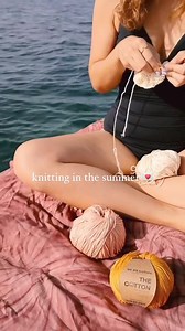 1K views | Lavorare a maglia in estate: sole, mare, relax, costume da bagno, gelato, bevande, viaggiare e lavorare a maglia 臨 | We Are Knitters | Facebook