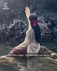 943K views · 14K reactions | Phụ nữ lấy chồng đôi khi có cảm giác như kẻ lang thang. Nhà mình thì không ở được, cùng lắm như khách ghé thăm, ở vài ngày lại đi. Còn nhà chồng được mấy ai xem mình như người nhà?! Nếu được chồng yêu thương còn có nơi nương tựa, lỡ gặp chồng vô tâm thì coi như bơ vơ không chốn dung thân. | Nam Việt Media | Facebook