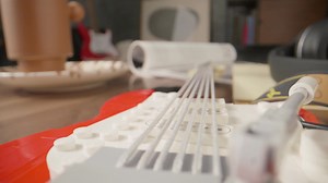 【新品即將登場｜ LEGO® Ideas 21329 Fender® Stratocaster® 樂高®吉他 大人系】 此拼砌組合出自一系列給大人的樂高盒組，是給吉他玩家、Fender 迷、音樂愛好者與忠實樂高拼砌者的首選送禮點子。 用這套 LEGO® Ideas 盒組（21329）打造自己的 1970 年代 Fender® Stratocaster® 吉他與 65 Princeton® Reverb 音箱。重現這把吉他的招牌曲線、加上可動顫音桿、拾音器切換開關與捲弦器等忠實還原的細節，在拼砌過程中回憶所有彈過 Stratocaster® 的傳奇樂手。拼砌式音箱的面板可拆卸，便於查看主板、殘響效果器、喇叭和其他內部細節，包括將音箱連接到吉他和腳踏板切換開關的橡膠連接線。 搶眼擺設 此盒組包含可拼砌紅色或黑色吉他的積木、4 種顏色的吉他彈片，以及吉他模型的優雅折疊式展示架，造就一款迷人擺設。此外還有 1 張貼紙，印有樂高積木拼砌的 Fender® 標誌，讓您貼在真正的吉他或音箱上。 🎯商品詢問與購買方式： ◾️ 官方授權線上訂購網站： https://www.tuantuaneshop