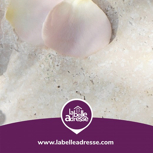 🌹 JEU CONCOURS N.A.E. 🌹 Avec trois ami(e)s, tentez de remporter toute la gamme de démaquillants N.A.E. à l'eau de Rose de Damas 🌹. Saviez-vous que la Rose de Damas est connue pour ses propriétés relaxantes et son effet anti-fatigue ? Elle offre de nombreux avantages en cosmétique : action raffermissante et régénérante, propriétés tonifiantes, effet apaisant. Ce mois-ci, tentez de gagner un lot N.A.E. composé d’une mousse nettoyante, d'une eau micellaire apaisante, d'un savon visage solide et