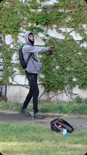 Fake clutching in the hood ‼️ #supakee #illinois #hood #chicago #prank #peoria #igreels #entertainment #publicinterview #prankster | Kee