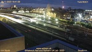 ℹ️1Z28 Vintage Trains #GWR 4073 Class No. 7029 'Clun Castle' departing #York with The Christmas White Rose 🎅🏼🎄 #Class47 47773 on the rear. 🎥 Also passing the cameras at #Doncaster (17:11), #Chesterfield (18:27) & #Derby (18:50). | Railcam