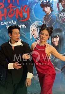 Dễ thương xỉu khi Vân Trang đi theo Kiều Minh Tuấn trên thảm đỏ, mẹ 4 con như mới đôi mươi tại buổi ra mắt phim Phí Phông: Quỷ Máu Rừng Thiêng #MeowEntertainment #PhiPhongQuyMauRungThieng #PhiPhong #QuyMauRungThieng #Tiktokgiaitri