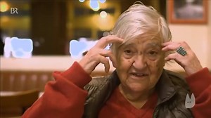 Wandteppiche, fragile Papierarbeiten, Leporellos, Filme, Gedichte - die erste umfassende Retrospektive der Künstlerin Etel Adnan zeigt, wie aus Poesie politisches Engagement wächst. Ab jetzt im Lenbachhaus und Kunstbau München zu sehen. | Capriccio