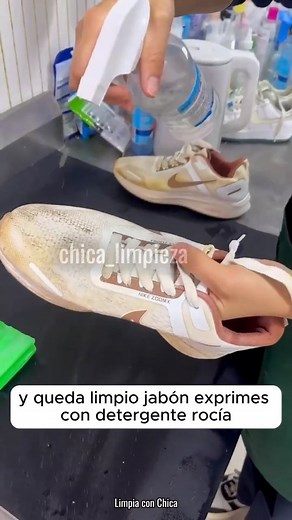 Limpia con Chica on Instagram: ""¿Qué pasa cuando el alcohol se encuentra con el jabón? ¿Sabes qué tipos de manchas pueden limpiar juntos? ¡Descúbrelo! 什 什 ✨ Comenta “Limpio” y recibe recetas naturales que funcionan de verdad. #QuitaManchasFácil #TrucosDeHogar #Alcohol #Jabón #TipsDeLimpieza #TrucosPrácticos #RopaImpecable #LimpiezaEfectiva""
