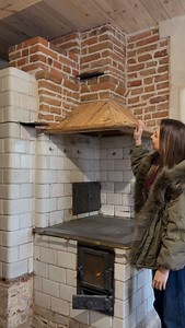 Kolejny element remontu za nami! Zabudowa nad piecem gotowa — u nas zawsze mówiło się na nią „kapa”. Płaska część to drewno, które uratowaliśmy spod farby olejnej. Boczne elementy zrobiliśmy ze starych desek z rozbiórki. Dla nas piece kaflowe to element dziedzictwa tradycji regionalnej 🧡 Jaka przyszłość je czeka? Jak sądzicie? A. #remontstaregodomu #chatanawsi #remontdrewnianegodomu #pieckaflowy | sielsko.nam