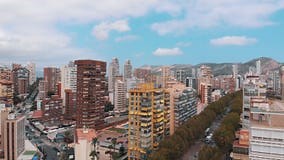 Fachada De Apartamentos En Benidorm España Famosa Por Sus Rascacielos Vistas Panorámicas a La Ciudad Almacen De Video - Vídeo de famoso, edificios: 229551063