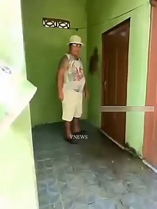 WC UMUM JADI SAKSI: JANJI MANIS BERUJUNG TANGIS SAAT DIGEREBEK WARGA!Sebuah insiden yang menghebohkan warga Landak kembali menjadi sorotan di jagat maya. Sepasang muda-mudi tertangkap basah sedang berduaan di dalam sebuah toilet umum. Kejadian ini berakhir dramatis ketika sang pria memilih untuk melarikan diri lebih dulu demi menyelamatkan diri sendiri, meninggalkan pasangannya yang hanya bisa menangis histeris saat menghadapi interogasi dari warga di lokasi kejadian. Kejadian ini menjadi pengin