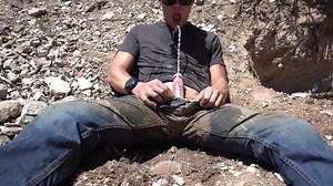 Angepisste Jeans und goldene Duschen in einer alten Goldmine