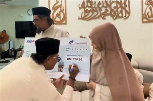 Warga M’sia beri duit raya dengan cek tiruan ‘mock cheque’, Berita Malaysia - Beritaharian.sg