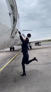 120K views · 3.6K reactions | Esta chica intenta abrir la puerta del avión  | Charlotte Rodriguez | Facebook