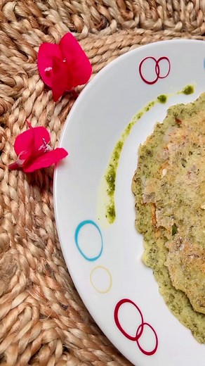 Crispy, lightly spiced Moong Dal Dosa are healthy crepes made from green mung beans or green gram, spices and herbs. These savory delights are also known as Pesarattu and are from the Andhra cuisine☘️Grind soaked dal-chawal, ginger and green chillies for a smooth slurry☘️ Add salt and cumin seeds to the mixture ☘️ On a hot tawa spread the mixture evenly , sprinkle veggies ☘️ Cook on low flame for crispy crepe #pesarattu #dosa #moongdalchilla #moongdal #dosarecipes #dosalover #southindia #southin