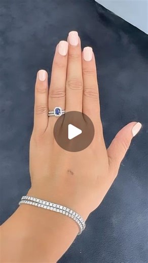 Azar Diamonds | Bague exquise présente un saphir taille émeraude captivant, encadré par un halo de diamants taille brillant ronds. Confectionnée en or... | Instagram