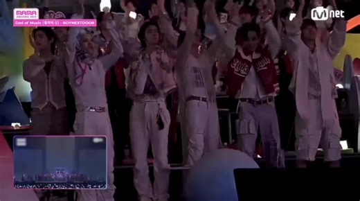 5.6K views · 1.1K reactions | [VID] 'GOD OF MUSIC' MAMA REACTION Ngay khi bạn Hoshi nói mọi người hãy đứng lên thì tất cả các nghệ sĩ đã đứng dậy 梁梁 Lúc ảnh giơ móng hổ còn có hai bạn BND giơ móng hổ theo nữa =)))) Tự hào về mood maker của nhà mình và rất cảm ơn các nghệ sĩ ạ 梁 #HOSHI #SEVENTEEN #순영 #권순영 #호시 #세븐틴 #ホシ Fin | Firester Hoshi - Like17VN | Facebook