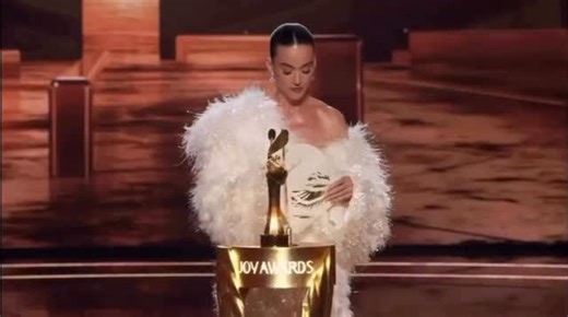 A winning moment as @angham takes home the Favorite Female Singer award at @joyawards presented by global icon #katyperry a celebration of music, talent, and unforgettable star power. #JoyAwards #Angham #KatyPerry #RiyadhSeason l | ELLE Arabia