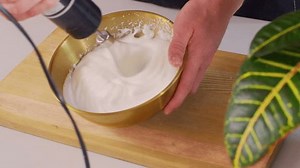 「木製のまな板の上の金色のボウルにハンドミキサーで硬いピークに卵白を仕上げます。」の動画素材（ロイヤリティフリー）3837133029 | Shutterstock