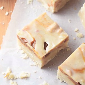 Caramel apples meet apple pie in this CARAMEL APPLE PIE FUDGE. A fantastic Fall dessert mash-up! Great for gift giving, too! Print or Pin the full recipe here >>>>>>>>>>>> http://bellyfull.net/2012/10/24/caramel-apple-pie-fudge/ | Belly Full