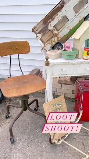 My Keep pile from Lucketts Market in Virginia, flea markets in Pennsylvania, and the Springfield Extravaganza in Ohio on the way home #lootshoot #vintagestyle #vintage #fleamarketfinds #fleamarketstyle #junkin #vintagefinds | Hobnob Market