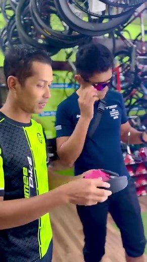 OAKLEY ENCODER STRIKE VENTED GIRO D’ITALIA.. brg limited ni atas2 kedai jer ada.. brg ni bkan stkat cycling jer nok pkai brgaya skali pom sesuai sgat2😎 mana2 nok hemsem nok comel ambik paka ni.. roger2 call or wasap team IZRIMEEBIKE kt bawah 👇🏻👇🏻 http://www.wasap.my/60105765550 aiman http://www.wasap.my/60198434550 asyraf #izrimeebikeoneheart #izrimeebikeprorace #topshop #izrimeebike #patatimo #oakley | Izrimee Bike