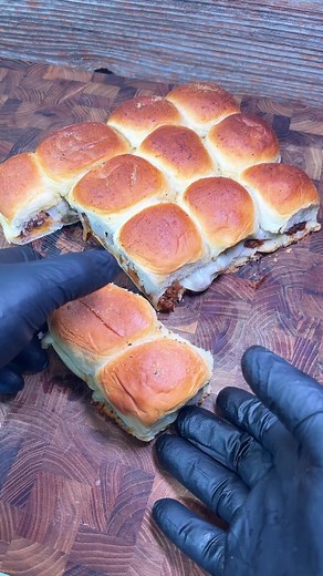 EPIC Cheese Pull on these sliders! 🤯 🤯 🤯 ———————————————-#slider #sliders #sliderbuns #easyrecipe #cookingtime #goodfood #recipes #cookingvideo #cookingideas #cookingathome #homecooking #meat #cheesepulling #cheesy #yum #lunch #cheeseporn #tasty #homemade #cheeselover #foodie #cheesepullin #cheesepullporn #cheesepullfordays #cheesepull #cheese #yummy | Cookingintheyard