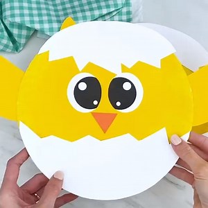 4.5K views · 36 reactions | HATCHING CHICK CRAFT So simple and adorable  https://www.simpleeverydaymom.com/paper-plate-chick-craft/ | Simple Everyday Mom | Facebook