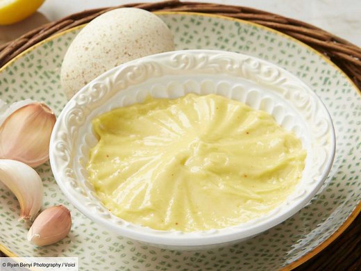 Sauce aïoli : cette recette provençale accompagne à merveille les légumes et les poissons